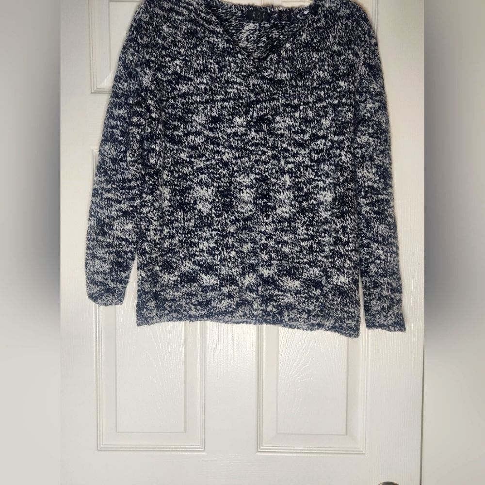 Roe L White/ Black Longsleeves V-neck WOOL Blend Women’s Sweater